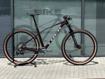 Testovaný bicykel Trek Procaliber 9.7 AXS Gen 3 Carbon Red Smoke 2026