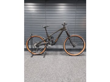 Testovaný bicykel Trek Slash 9.8 GX AXS Gen 6 Black Olive B-KH-11