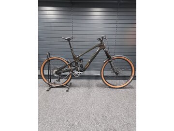 Testovaný bicykel Trek Slash 9.8 GX AXS Gen 6 Black Olive B-KH-13