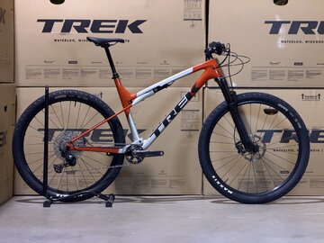 Testovaný bicykel Trek Supercaliber SL 9.6 Gen 2 Lunar Silver/Lava Red 2025 T1