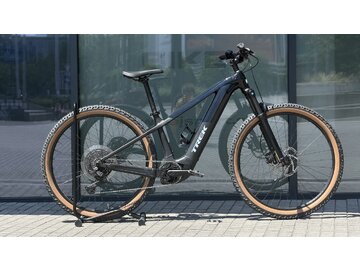Testovaný elektrobicykel Trek Powerfly+ 4 Gen 5 Gloss Dark Star/Matte Dark Web 2026