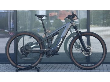 Testovaný elektrobicykel Trek Powerfly FS+ 4 800 Wh Gen 5 Mercury/Dark Web 2026 R018