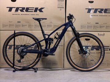 Testovaný elektrobicykel Trek Fuel EXe 8 XT Nautical Navy 2025