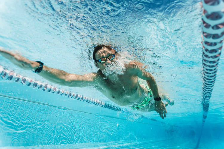 Dajte na správnu polohu tela počas plávania
