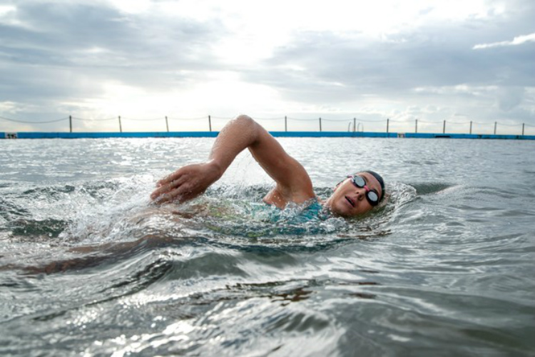 Hlavu počas plávania držte nízko a trénujte techniku dýchania