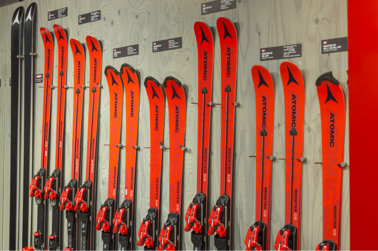 Kúpiť alebo požičať lyžiarsku výstroj