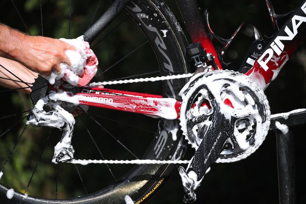 Očistite bicykel od hrubej špiny a nečistôt